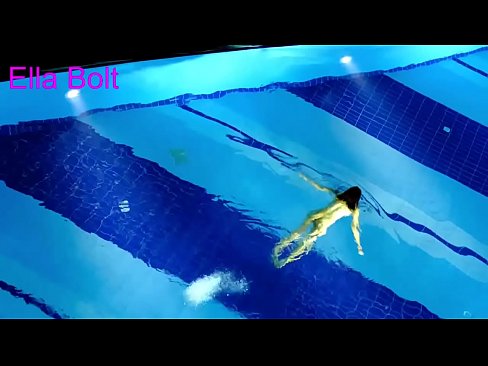 ❤️ Handikwanise kumira kuona, mudiki blonde akabatwa achishambira asina kupfeka muELLA BOLT resort pool ️❌  ﹏